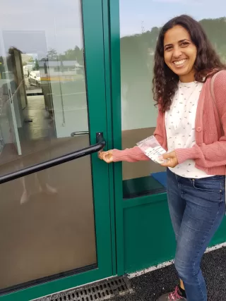 Nicole schliesst Türe auf