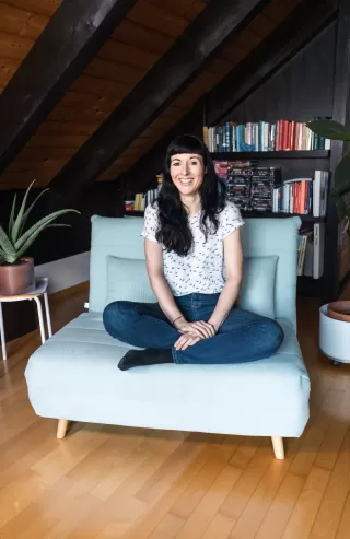 Rebecca auf dem Sofa im Interview