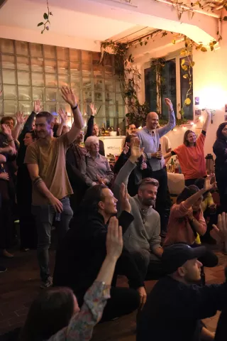 Hände hoch in der Binz an der Party