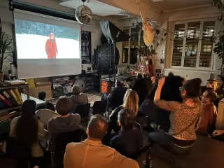 Publikum beim TV-Screening von $HARE  in der Binz