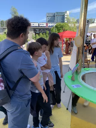 Mini-Ting mit staunenden Menschen