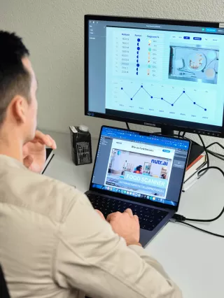 Mike am Computer, arbeitet an Nutrai