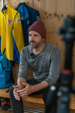 Rico in der Umziehkabine vor dem Training