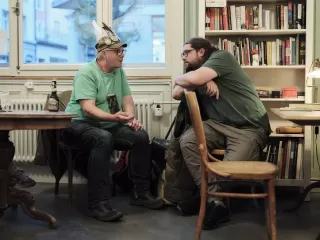 Jonas im gespräch mit einem Veranstaltungsteilnehmer in St. Gallen im Kaffehaus