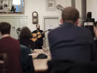 Mo Kle spielt Guitarre und singt