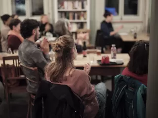 interessiertes Publikum beim zuhören der Ting Geschichten