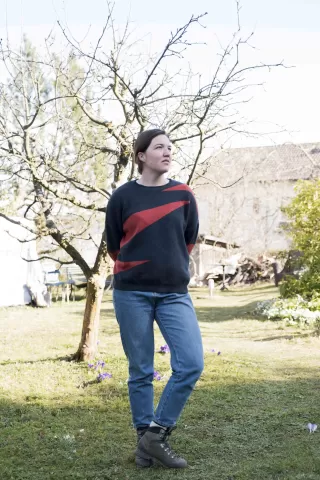 Annalena im Garten