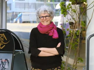 Christine W. vor ihrem Co-Working DerOrt