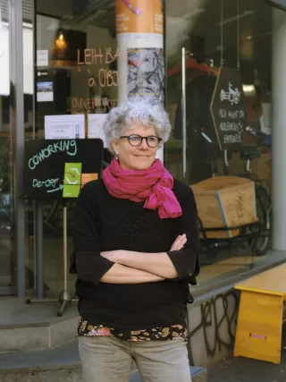Christine W. vor ihrem Co-Working DerOrt