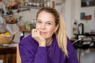 Rahel A. sitzt zu Hause am Tisch