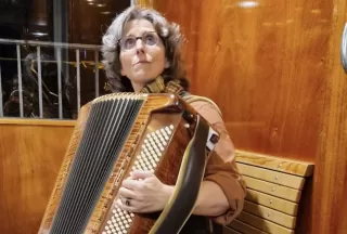 Olga T. an der Handorgel bei einem ihrer Schiffskonzerte
