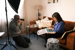 Unternehmerin und mutter Karin von Animazul im Wohnzimmer beim Interview