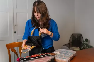 Unternehmerin und mutter Karin am Tisch beim Qualitätscheck von Schmuck und Design