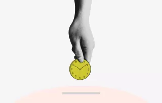 Eine Uhr als Münze als Symbol für das Sprichwort "Zeit ist Geld"