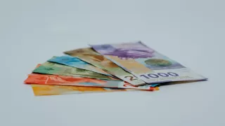 Banknoten liegend, als Symbol für das bedingungslose Einkommen